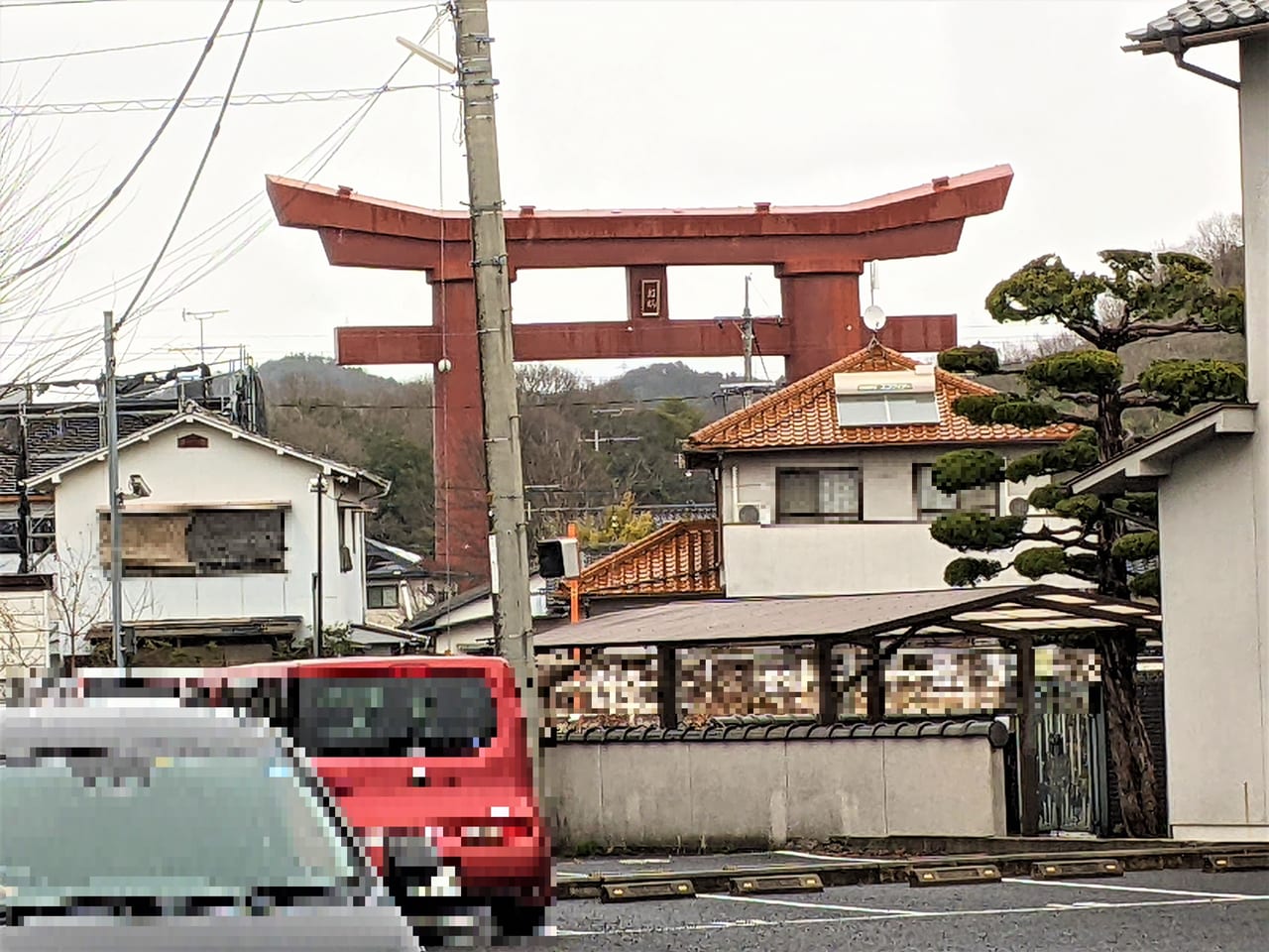 「ファミリーマート高松稲荷店」から見える大鳥居