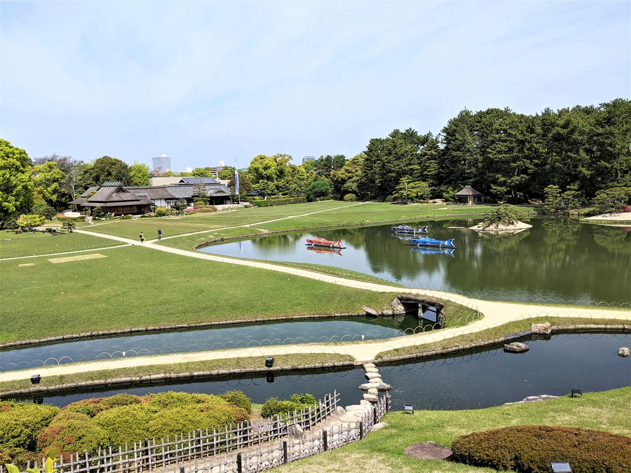 日中の岡山後楽園の様子（2023年4月）