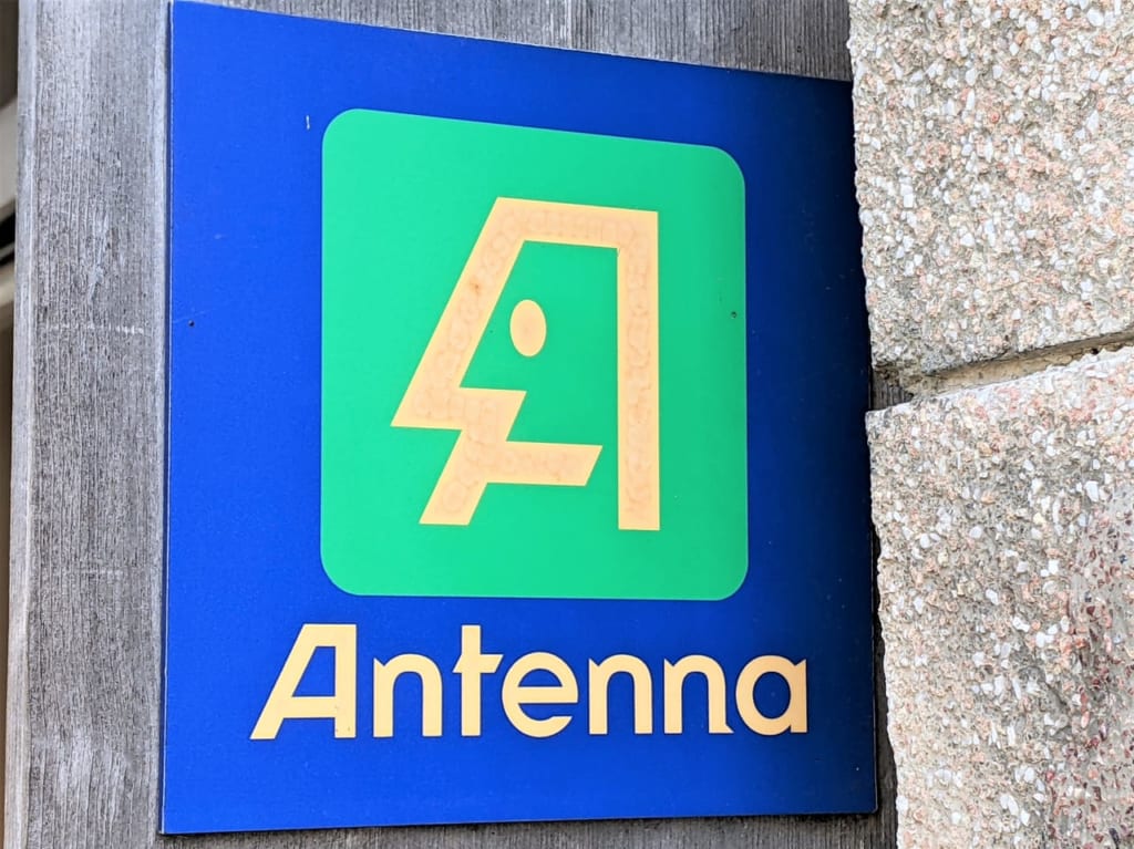 「cafe Antenna」の看板