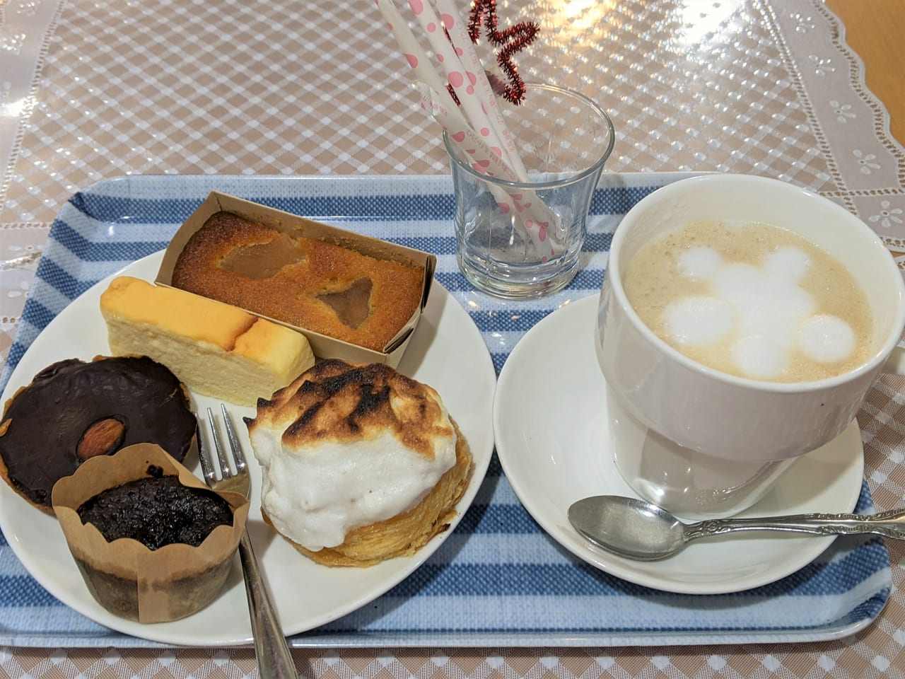 「まんが喫茶 ふみづき」のケーキセット