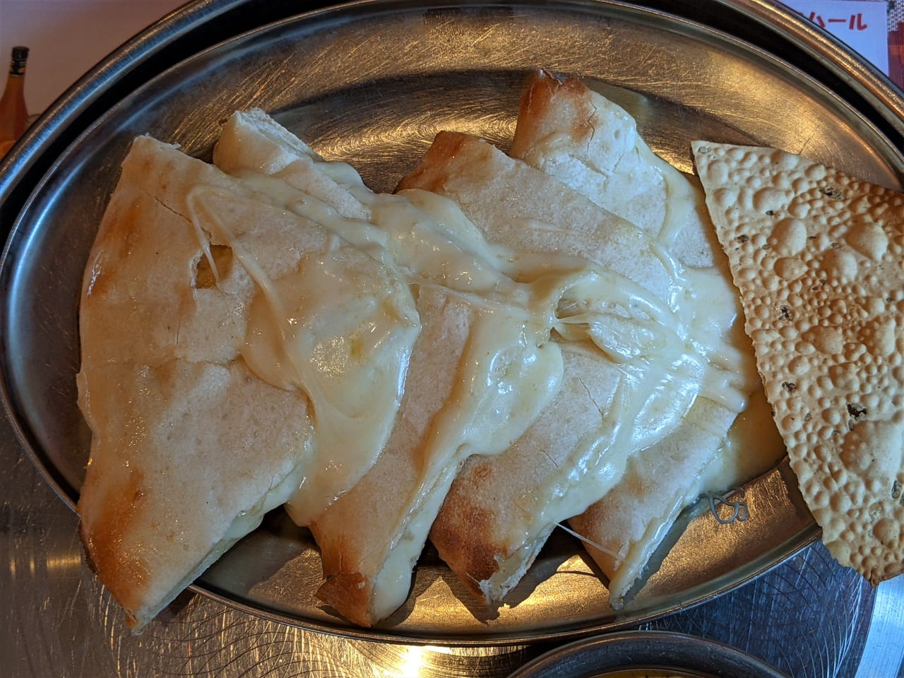 インドレストラン スンダル マハール岡山店」のチーズナンセット