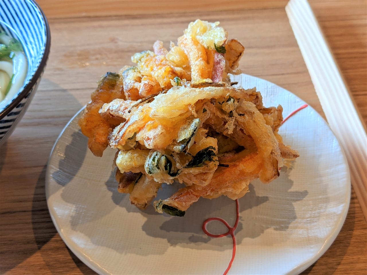 「おうどん あおぞら」の野菜かき揚げ