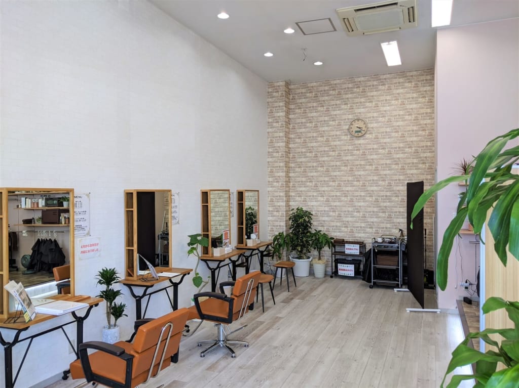 「カットもできるヘアカラー専門店 彩」