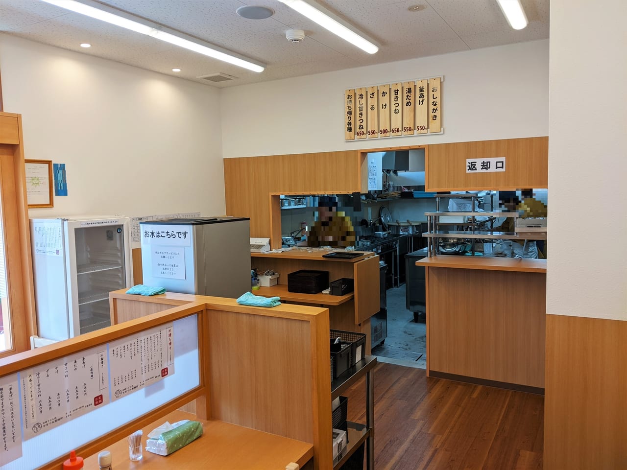 「京都うどん処甘きつね製麺所」の店内