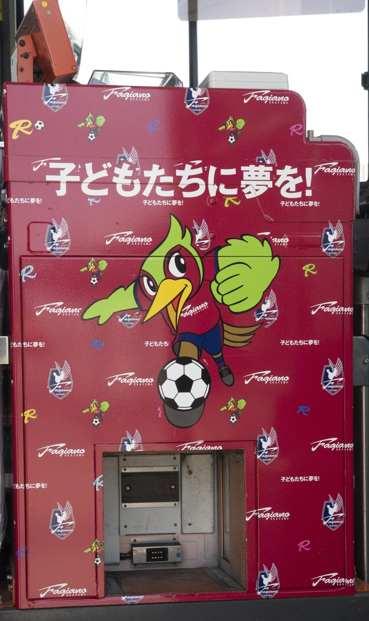 ファジアーノ岡山ラッピングバスが全面リニューアル