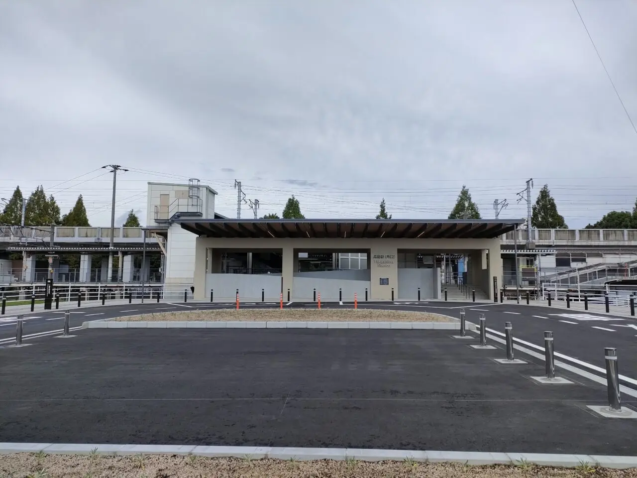 JR高島駅南口の駅前広場