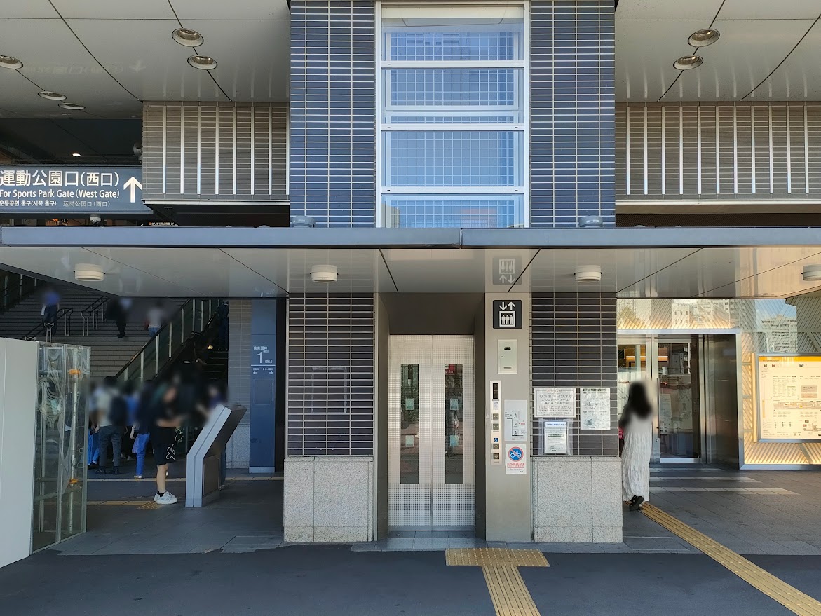 東西連絡通路エレベーター(1階)