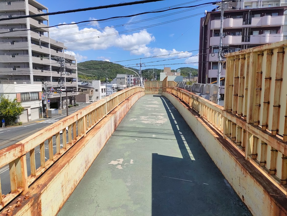 門田屋敷の歩道橋
