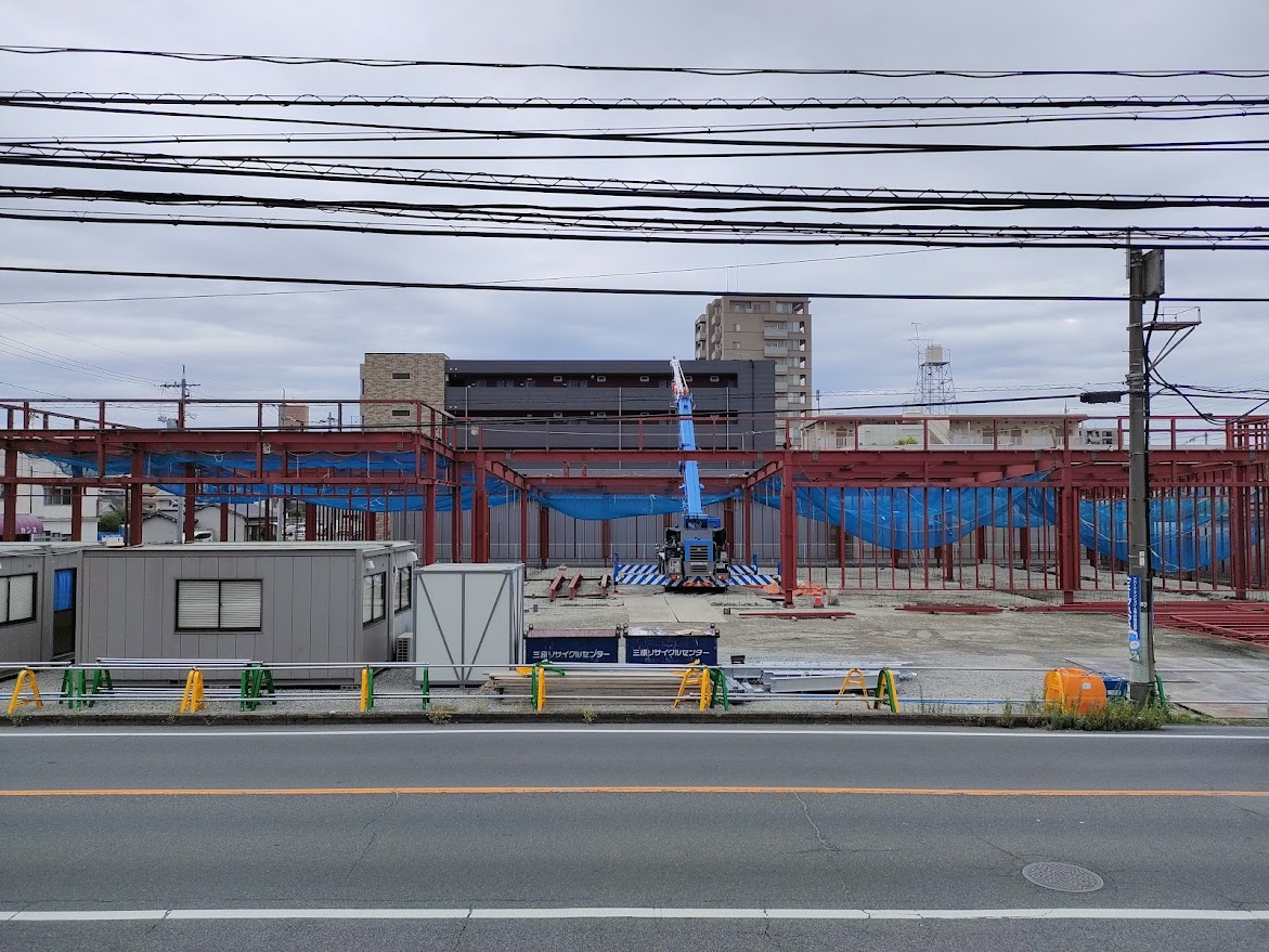 「くすりのレデイ 西古松店」新築現場