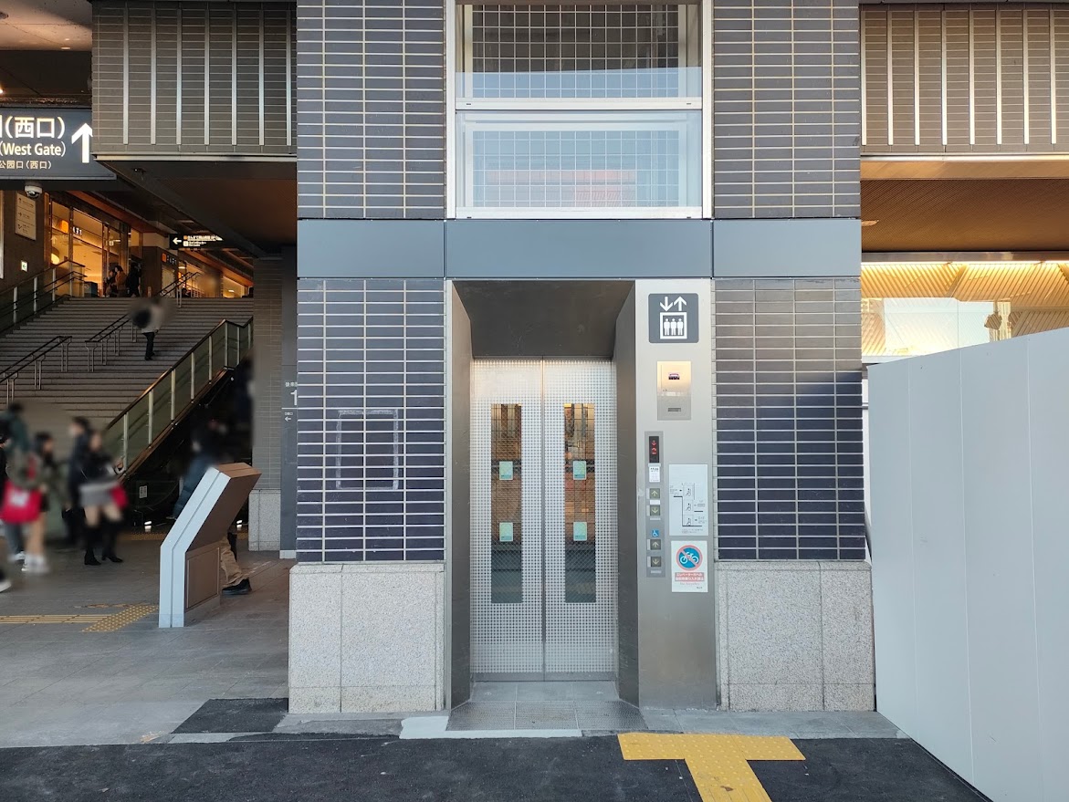 岡山駅後楽園口(東口)の東西連絡通路エレベーター