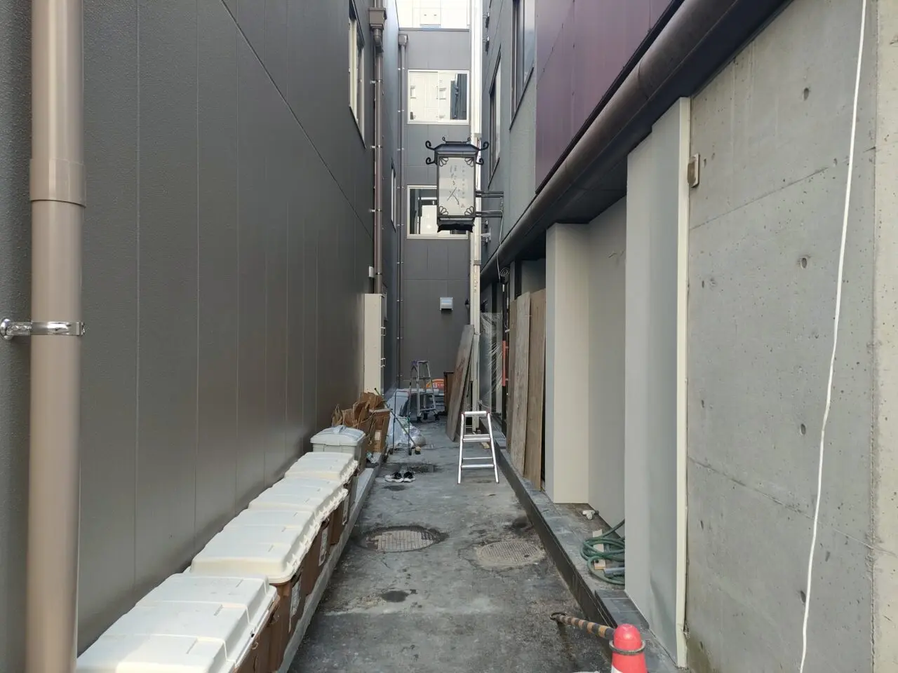 五歩先、右入ル