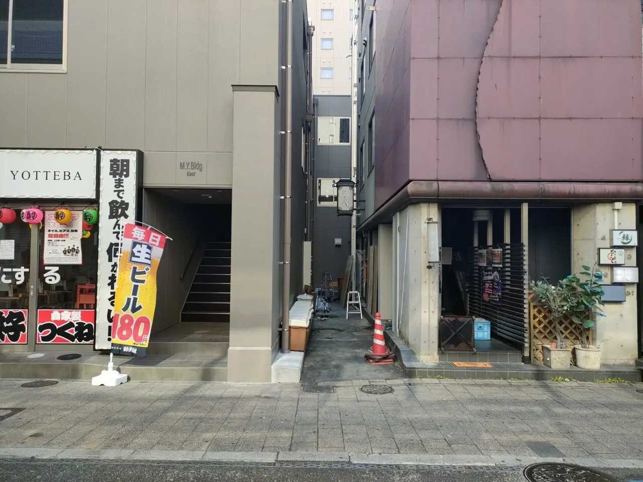 五歩先、右入ル