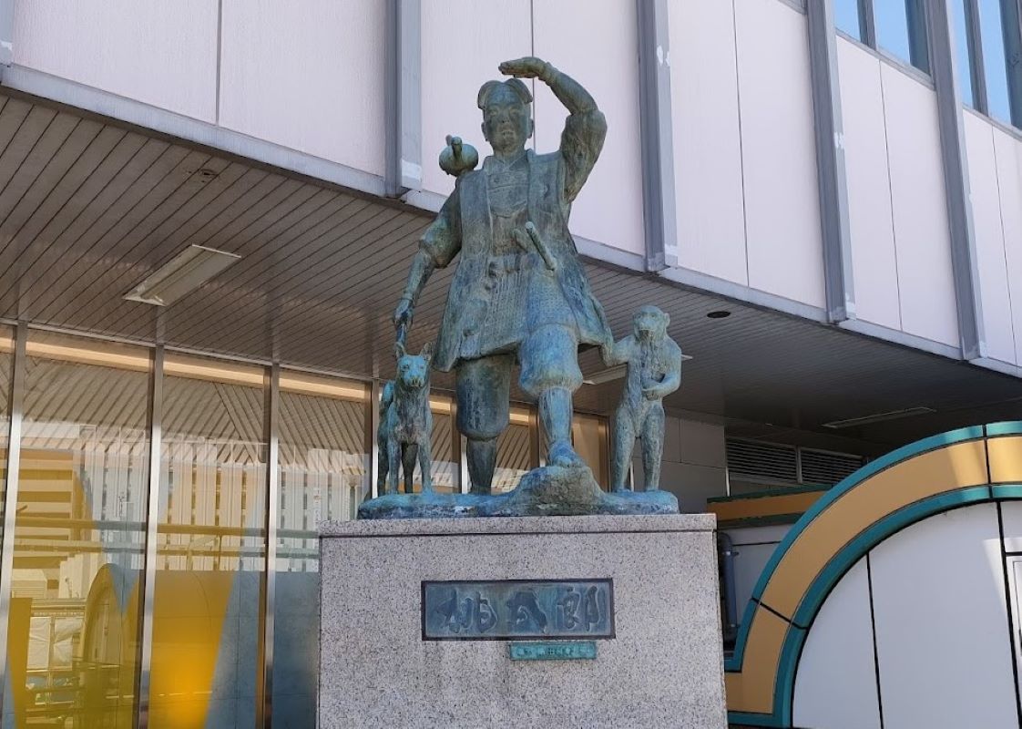 岡山駅桃太郎像